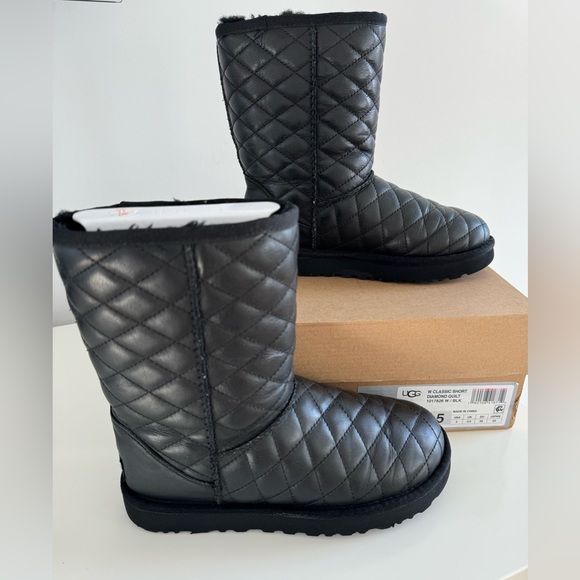 UGG Classic Short Diamond QuiltLeather Boots (Pre-Loved) - Picture 5 of 11